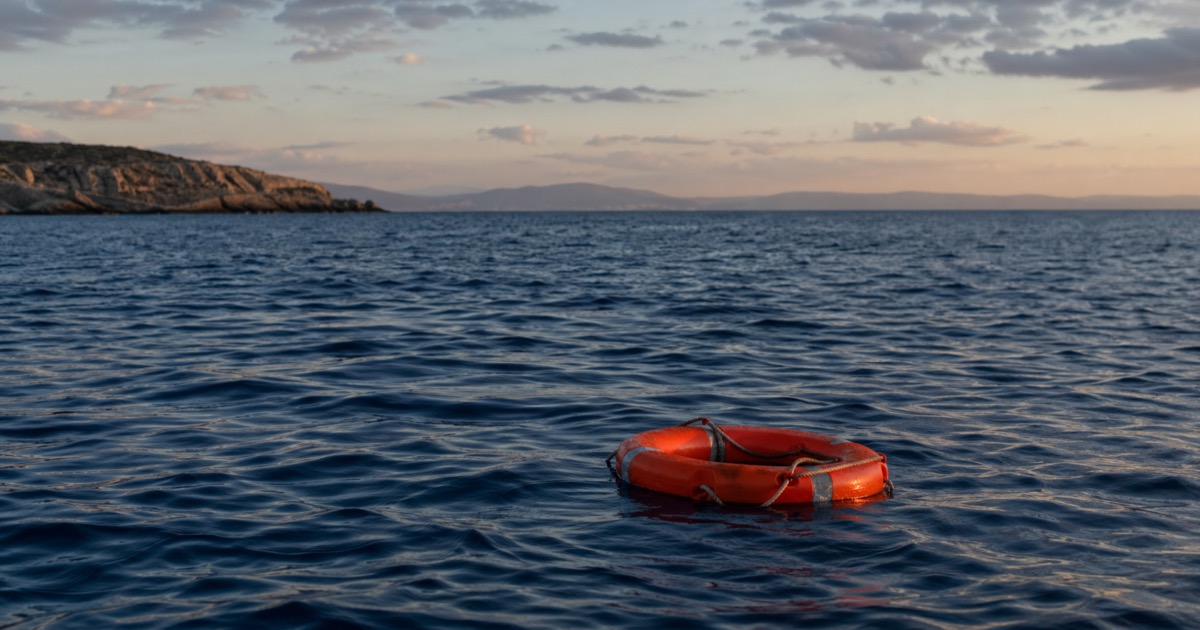 Copertina: salvagente arancione alla deriva nel Mediterraneo
